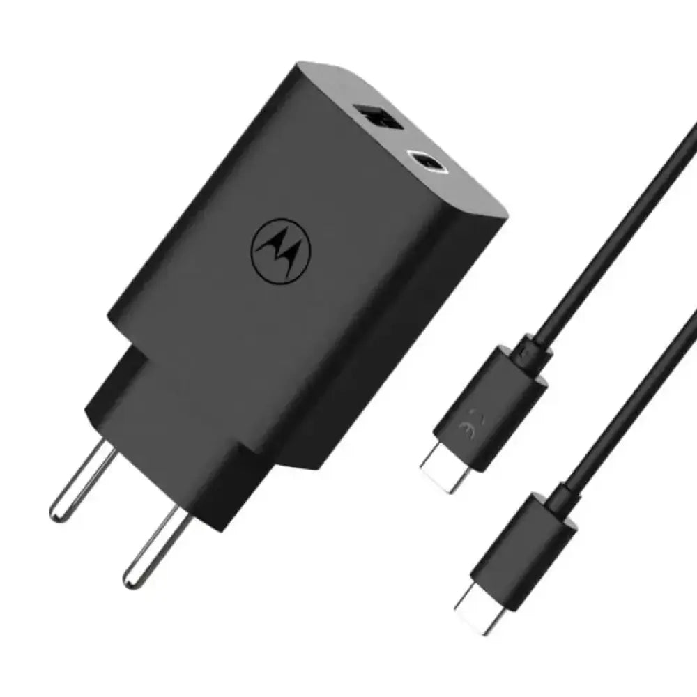 Cargador Motorola TurboPower de 50W con carga rápida dual USB-C, compacto y compatible con dispositivos móviles.