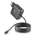 Cargador NGS de 100W con salida USB-C y cable para portátil, en color negro, conectado a un ordenador portátil.