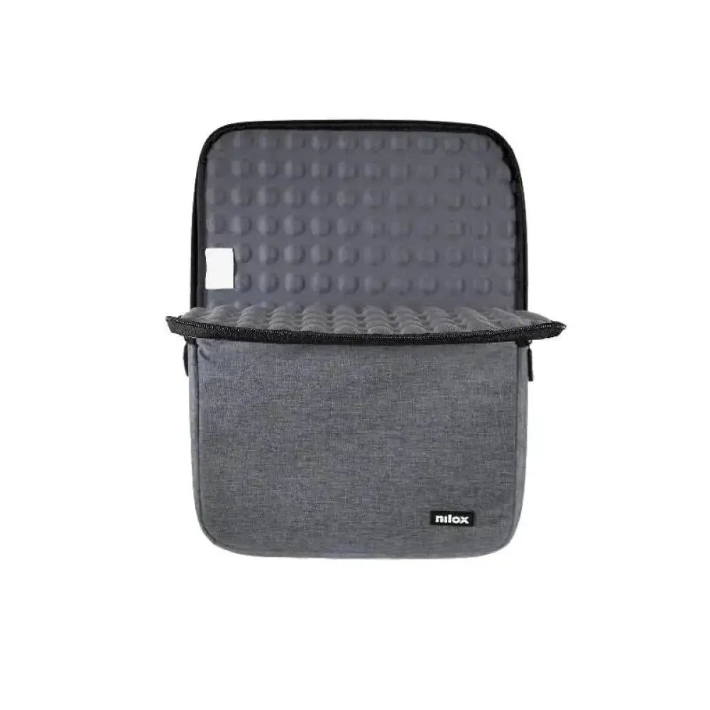 Funda NILOX Sleeve para portátil de 17.3 pulgadas en color gris, protección para laptop en imagen.