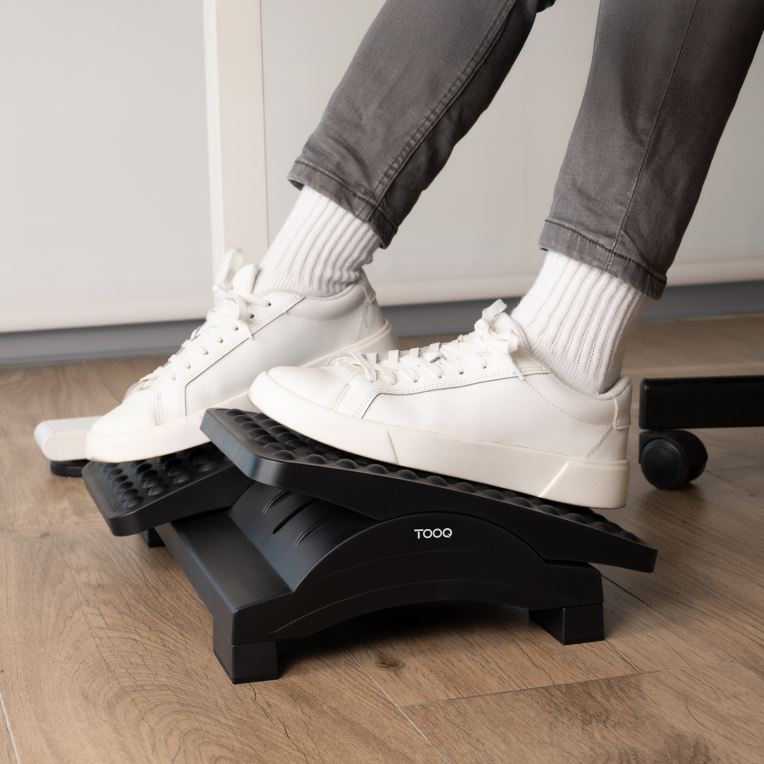 REPOSAPIES TOOQ AJUSTABLE EN ALTURA E INCLINACION NEGRO - detalle