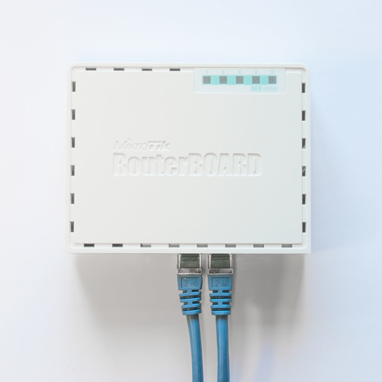 ROUTER MIKROTIK HEX RB750GR3 - detalle