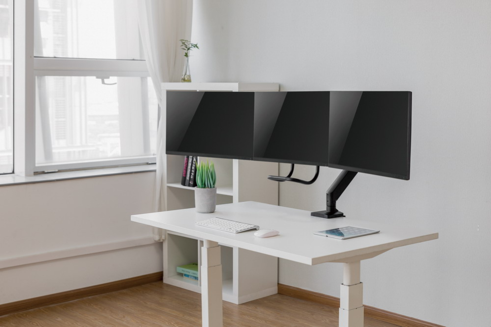 SOPORTE GEMBIRD AJUSTABLE DE MESA PARA 3 MONITORES - detalle
