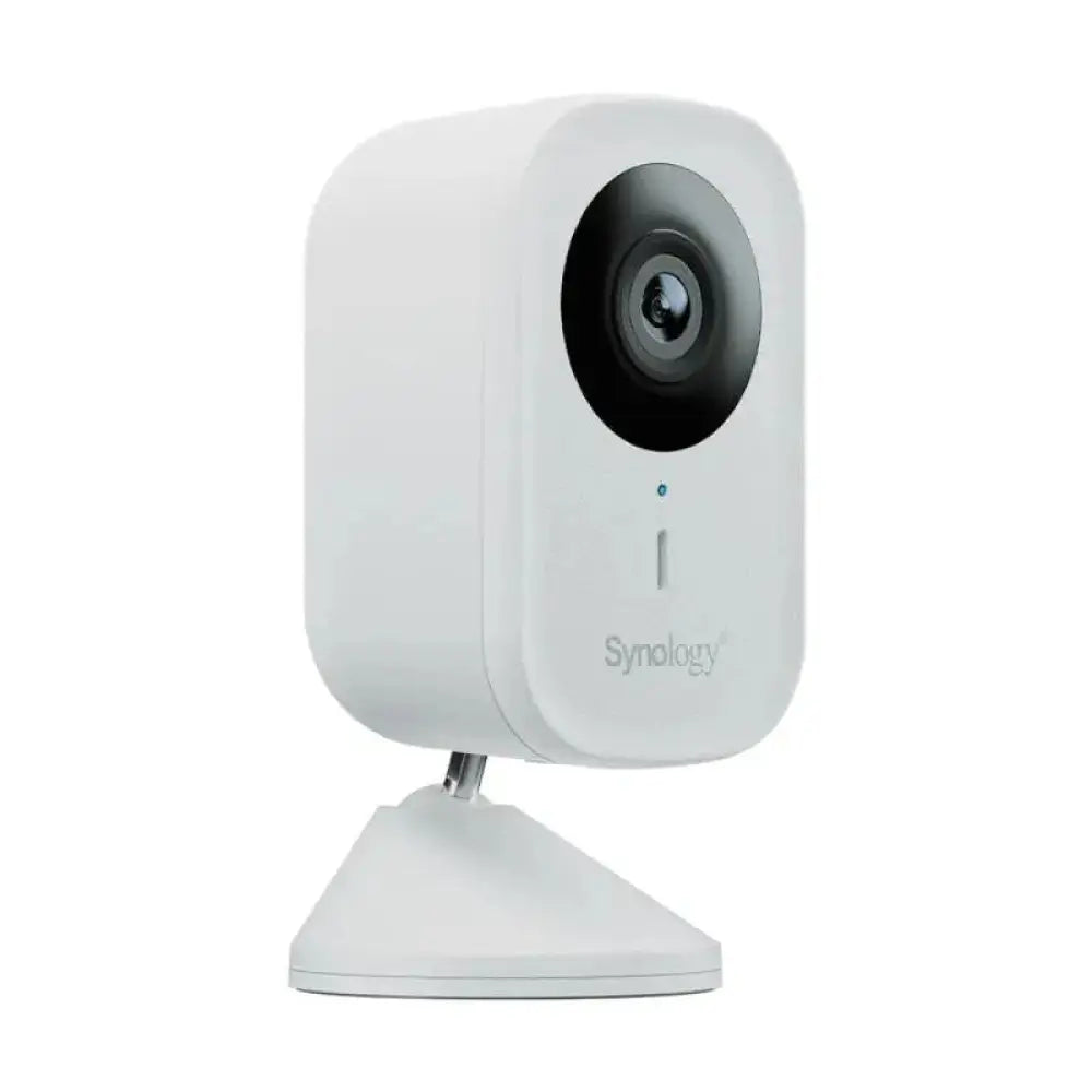 Cámara IP Synology CC400W WiFi 4MP con visión nocturna IR, resistencia IP65 y ángulo de 125 grados para vigilancia exterior.