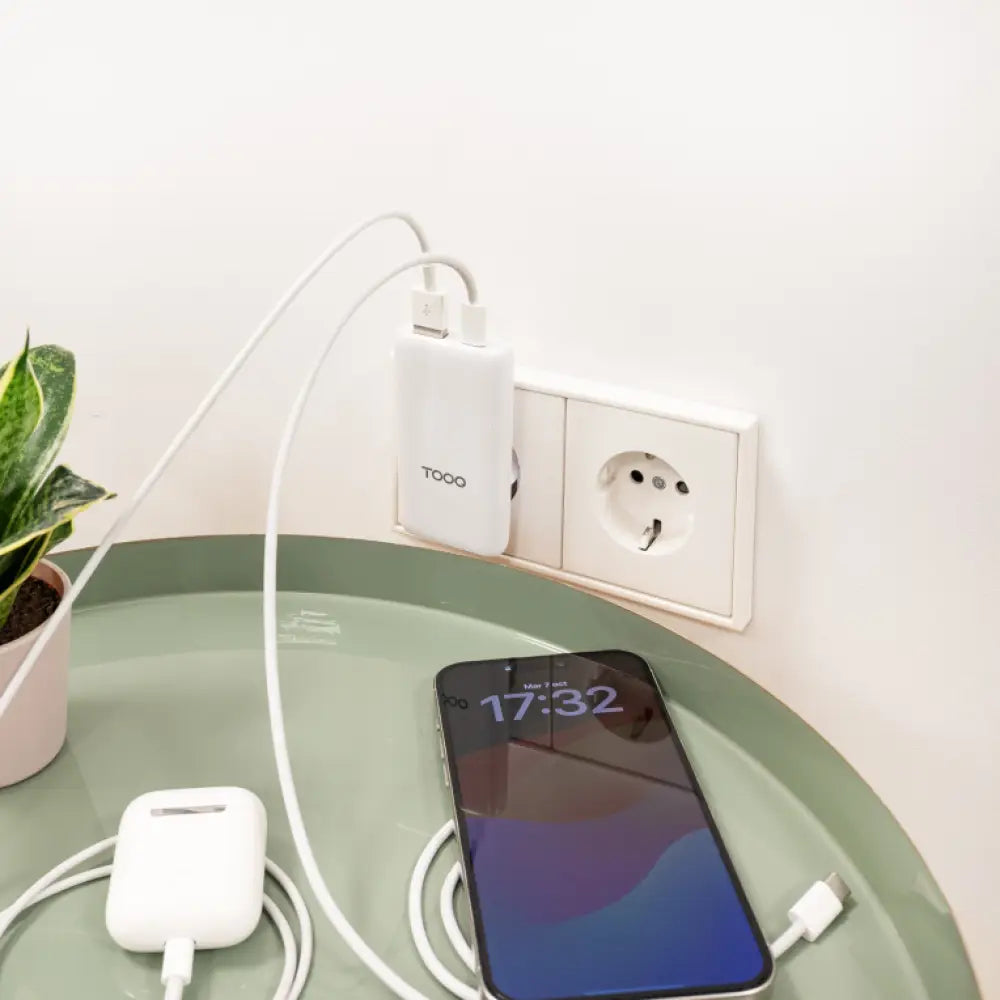 TooQ Cargador de viaje Tipo C y Tipo A. GaN 65W. USB-C/PD + USB-A/QC. Blanco - detalle