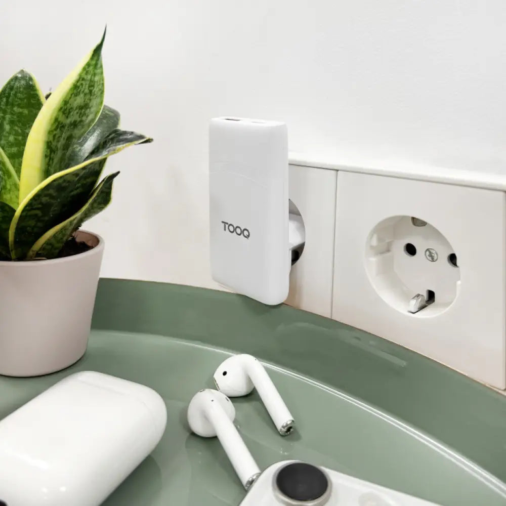 TooQ Cargador de viaje Tipo C y Tipo A. GaN 65W. USB-C/PD + USB-A/QC. Blanco - detalle