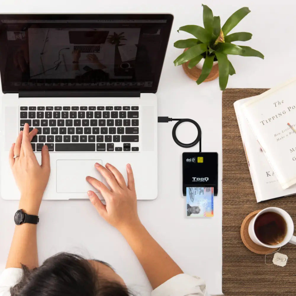 Lector de tarjetas inteligentes TooQ DNIe SIM USB-C negro, conectado a una computadora portátil, mostrando su diseño compacto y funcional.