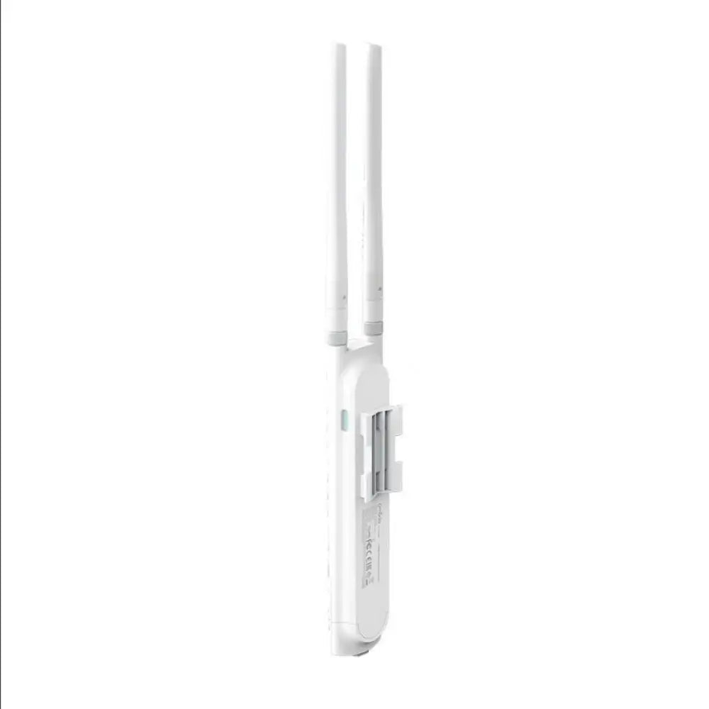 Punto de acceso TP-LINK EAP110-Outdoor N300 PoE instalado en exterior, con antena y carcasa resistente para conexiones Wi-Fi.