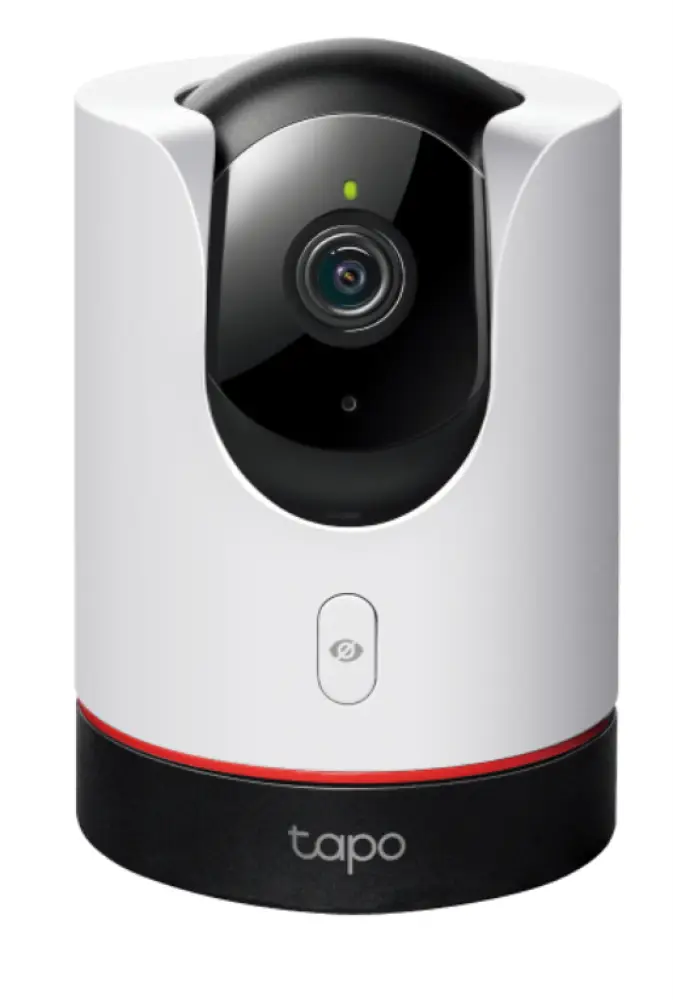 Cámara de vigilancia interior TP-Link Tapo C225 en escritorio, resolución 2560x1440 píxeles, con transmisión Wi-Fi de 4GHz