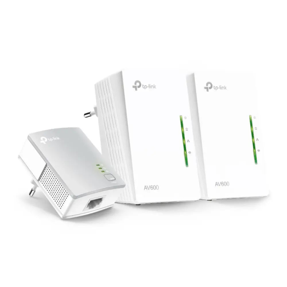Kit de adaptadores PowerLine TP-Link TL-WPA4220T en color blanco, con tres unidades y conexión Ethernet y Wi-Fi de 300 Mbit/s.