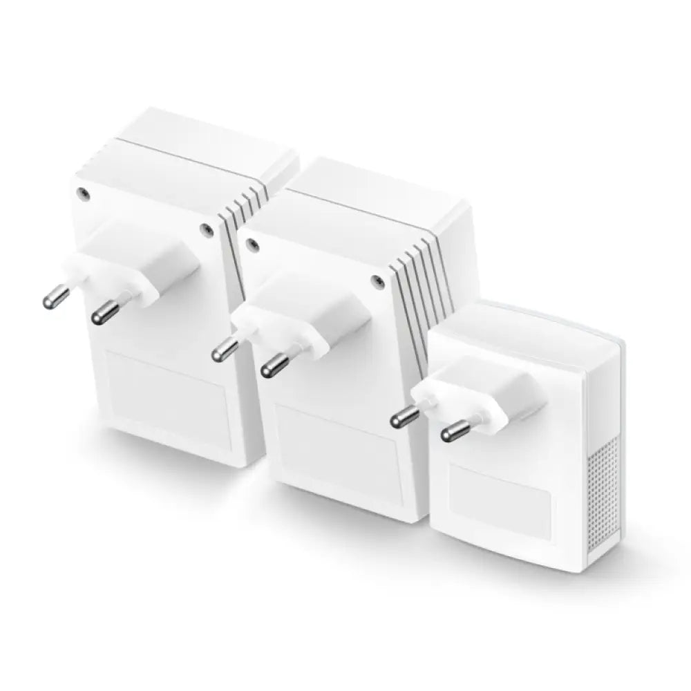 Tres adaptadores PowerLine TP-LINK TL-WPA4220T en color blanco para red Ethernet y WiFi de 300 Mbit/s, con cables y puertos.