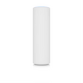 Punto de acceso Ubiquiti U6-Mesh en color blanco con antenas y puerto PoE para conexión de red rápida de 4800 Mbps.